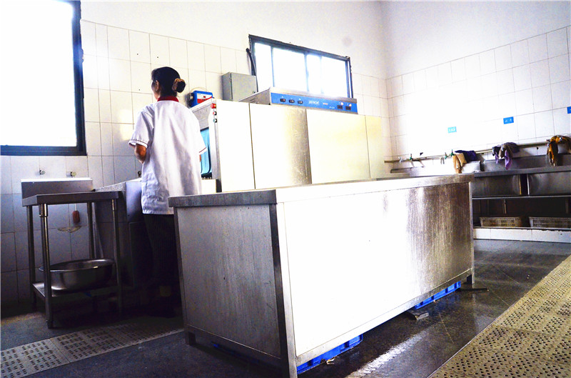 西华大学学校食堂麻豆91精品91久久久设备现场图片
