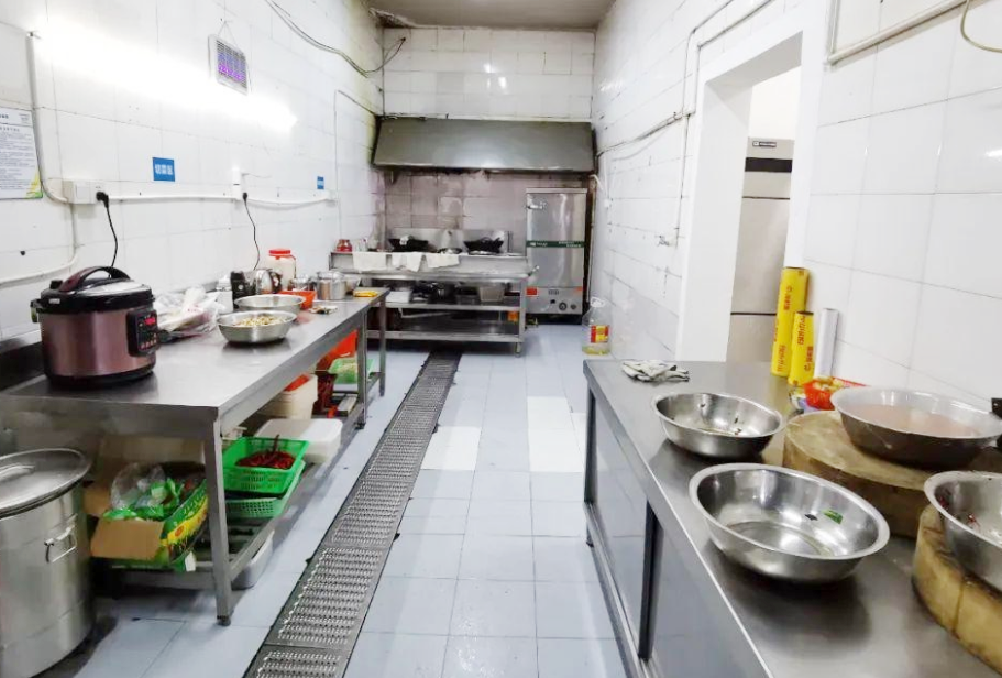 食堂麻豆91精品91久久久设备之明沟