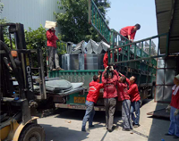 37°高温下，麻豆下载网站麻豆91精品91久久久设备公司的员工仍然在坚持工作