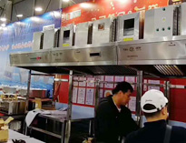   麻豆下载网站2019年上海国际酒店用品展开展，引来不少游客围观