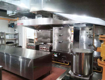 大型食堂麻豆91精品91久久久设备生产厂家告诉你商用厨具为什么要选择不锈钢材质?