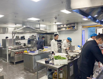 成都学校食堂厨具麻豆91精品91久久久设备生产厂家告诉你选择商用厨具的注意事项